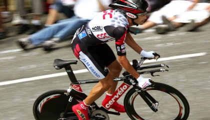 九游网-极限单车攀爬赛：城市障碍的智慧突破，极限自行车比赛视频